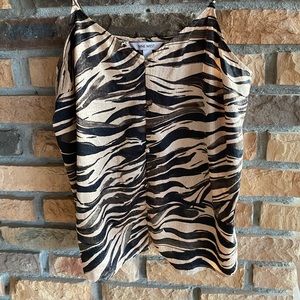 Nine West Women’s Cami. Size Large. Printed. Polyester. Covered Buttons.